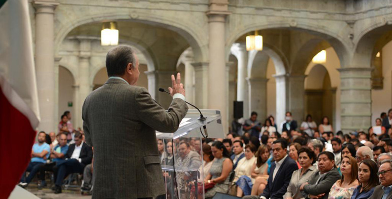 El Secretario de Energía ofrece discurso en Oaxaca.