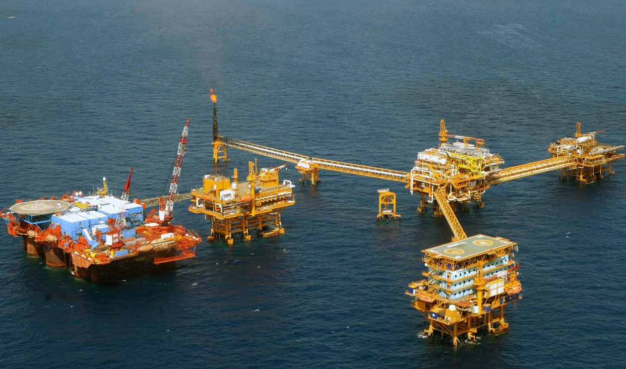 Vista aérea de plataforma de extracción de petróleo en océano