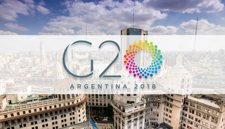 Imagen que muestra el logo del G20 a celebrarse en Argentina. muestra edificios y una ciudad desde una vista aérea