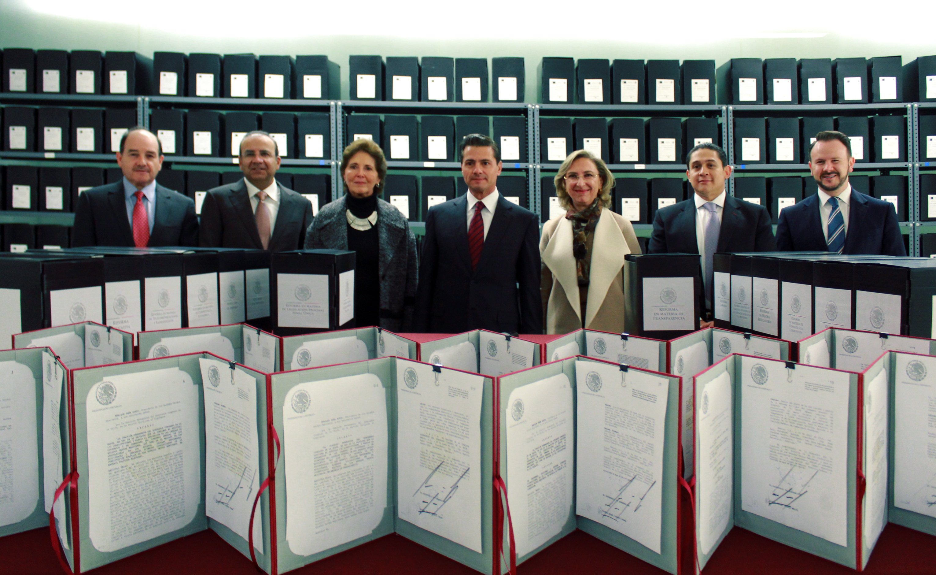 El Presidente entregó una parte de la memoria documental e informativa de su administración al Archivo General de la Nación.
