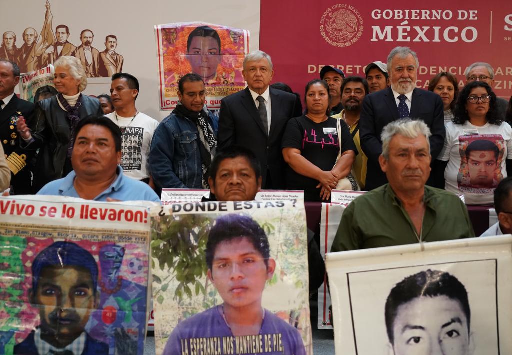 El Presidente Andrés Manuel López Obrador en compañía de padres y familiares de los jóvenes estudiantes de la Escuela Normal de Ayotzinapa