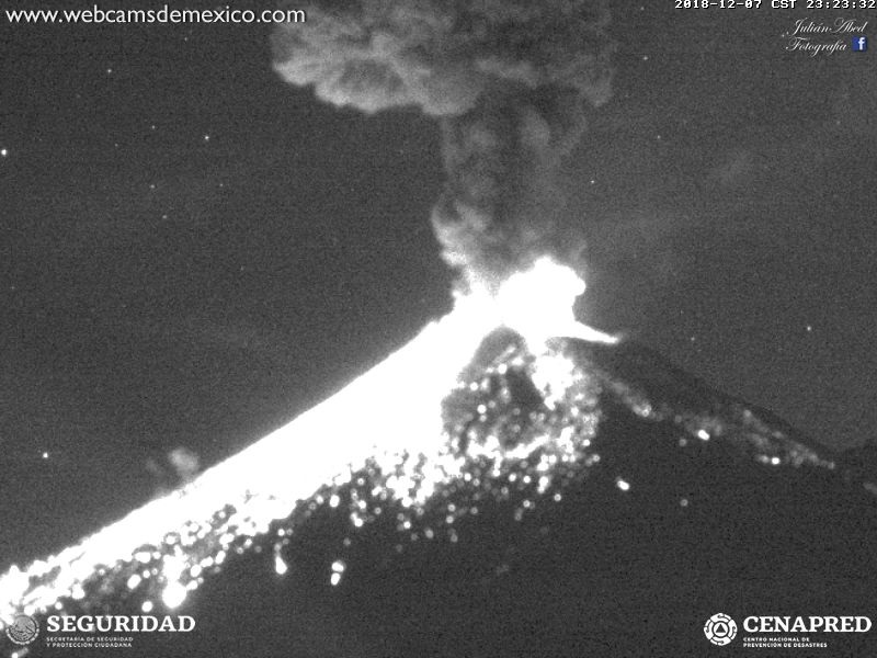 En las últimas 24 horas, por medio de los sistemas de monitoreo del volcán Popocatépetl, se identificaron 124 exhalaciones de baja intensidad, acompañadas de vapor de agua y gas (imagen 1); asimismo se registraron dos explosiones el día de ayer a las 22:4