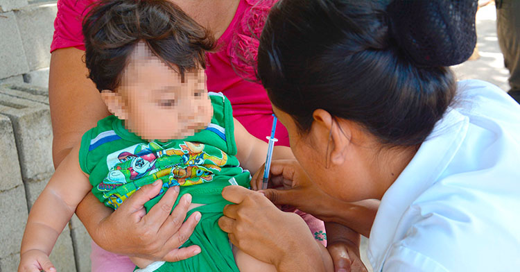 Vacunando a un niño.