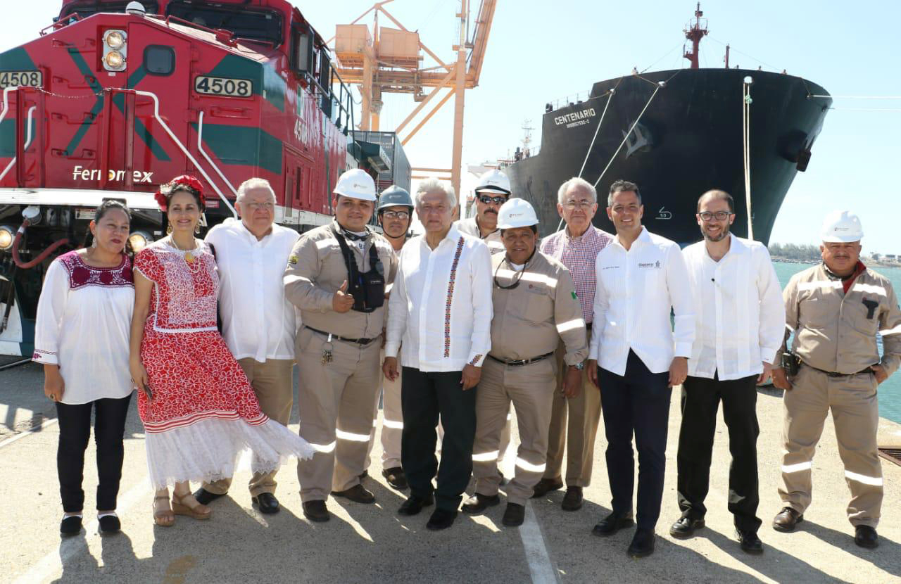 El presidente Andrés Manuel López Obrador en el puerto de Salina Cruz, Oaxaca