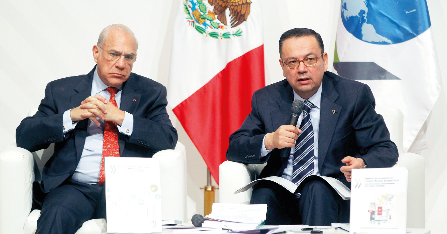 Ángel Gurría, secretario general de la OCDE y Germán Martínez, director general del IMSS.
