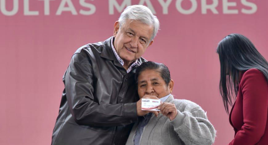 El presidente Andrés Manuel López Obrador, con los adultos mayores