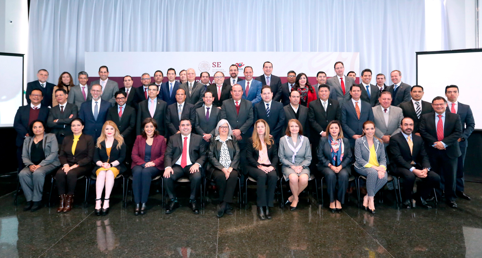 Foto Grupal de los Secretarios de Economía y Desarrollo con la Secretaria Marquez