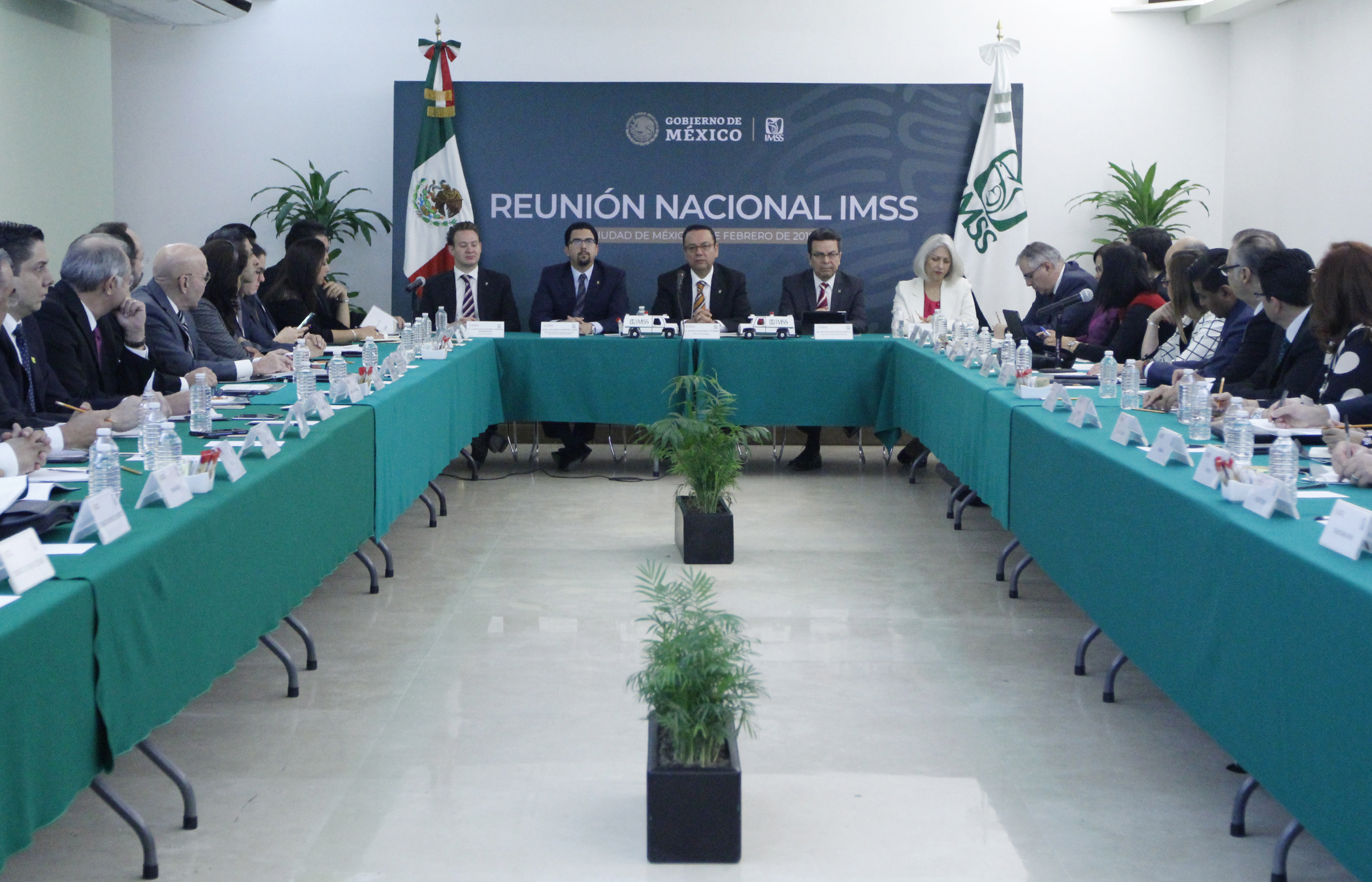 Germán Martínez, Director General del IMSS, encabeza reunión con delegados del Instituto en oficinas de la Ciudad de México.