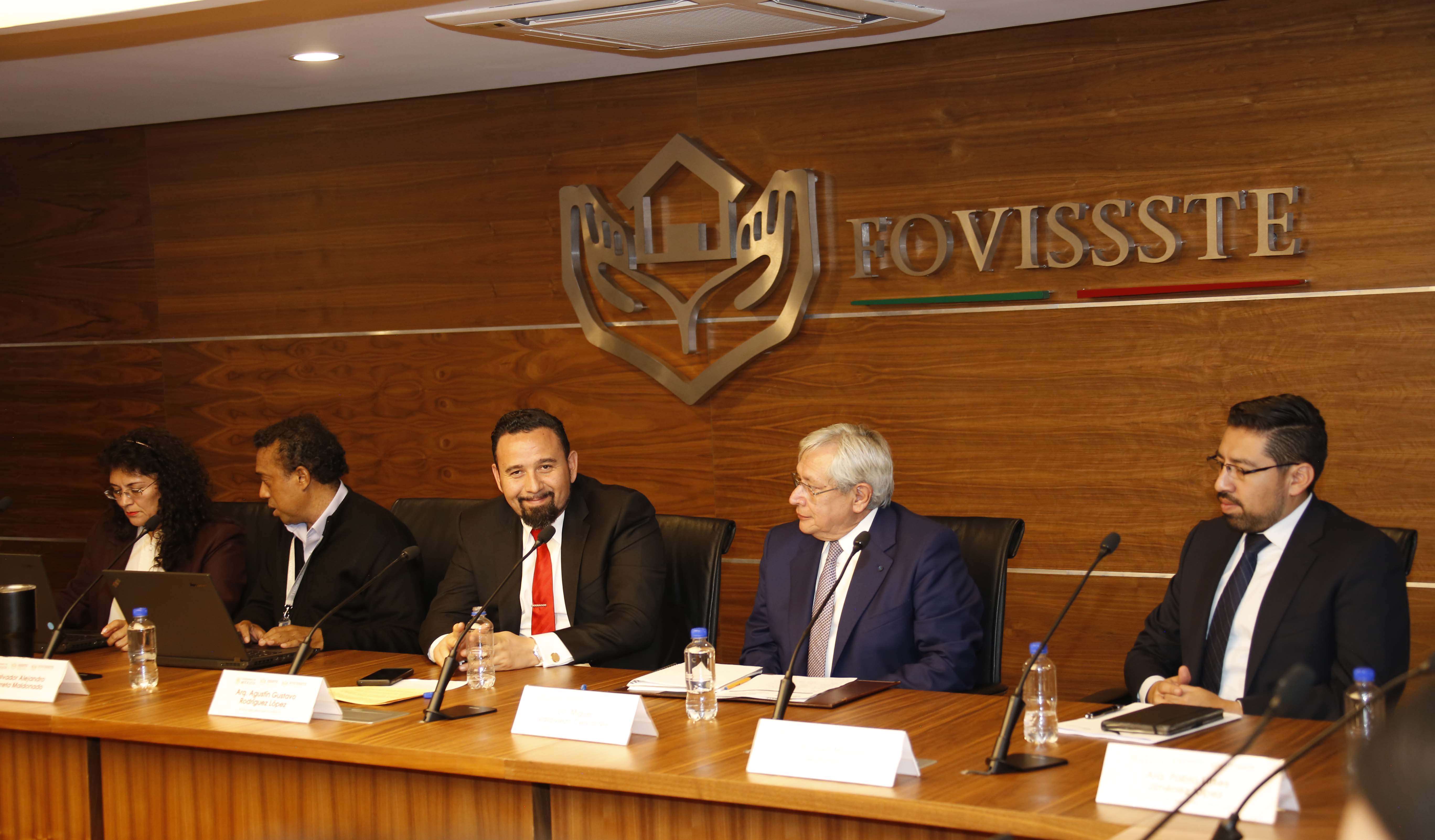 El Vocal ejecutivo del FOVISSSTE, Agustín Gustavo Rodríguez López, acompañado del cuerpo directivo del organismo