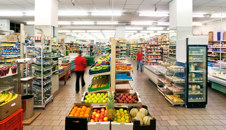 Foto panoramica de supermercado.