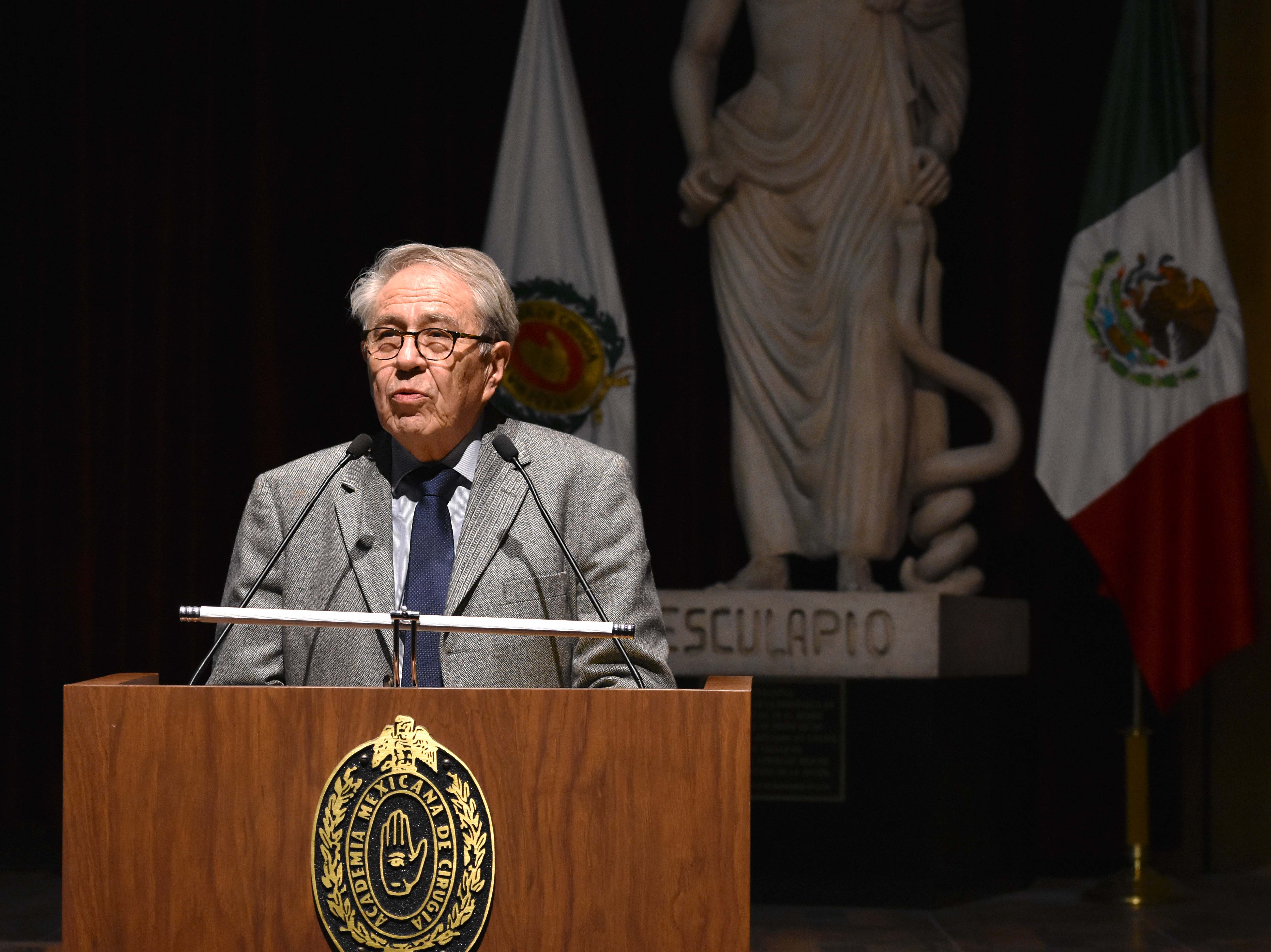 Doctor Jorge Alcocer Varela en la Academia Nacional de Medicina de México