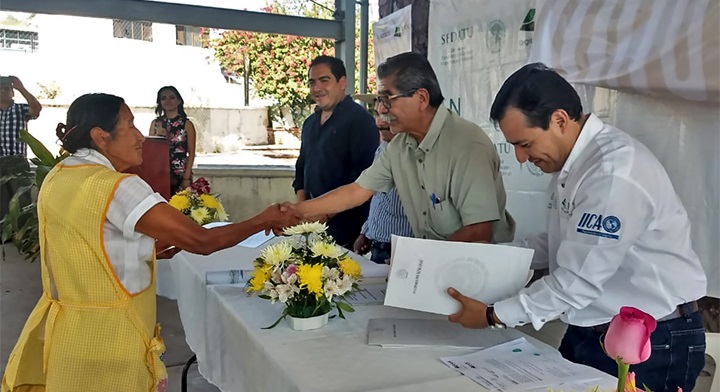 El Encargado de Despacho del Registro Agrario Nacional, Plutarco García Jiménez, entrega Documento Agrario a beneficiario.