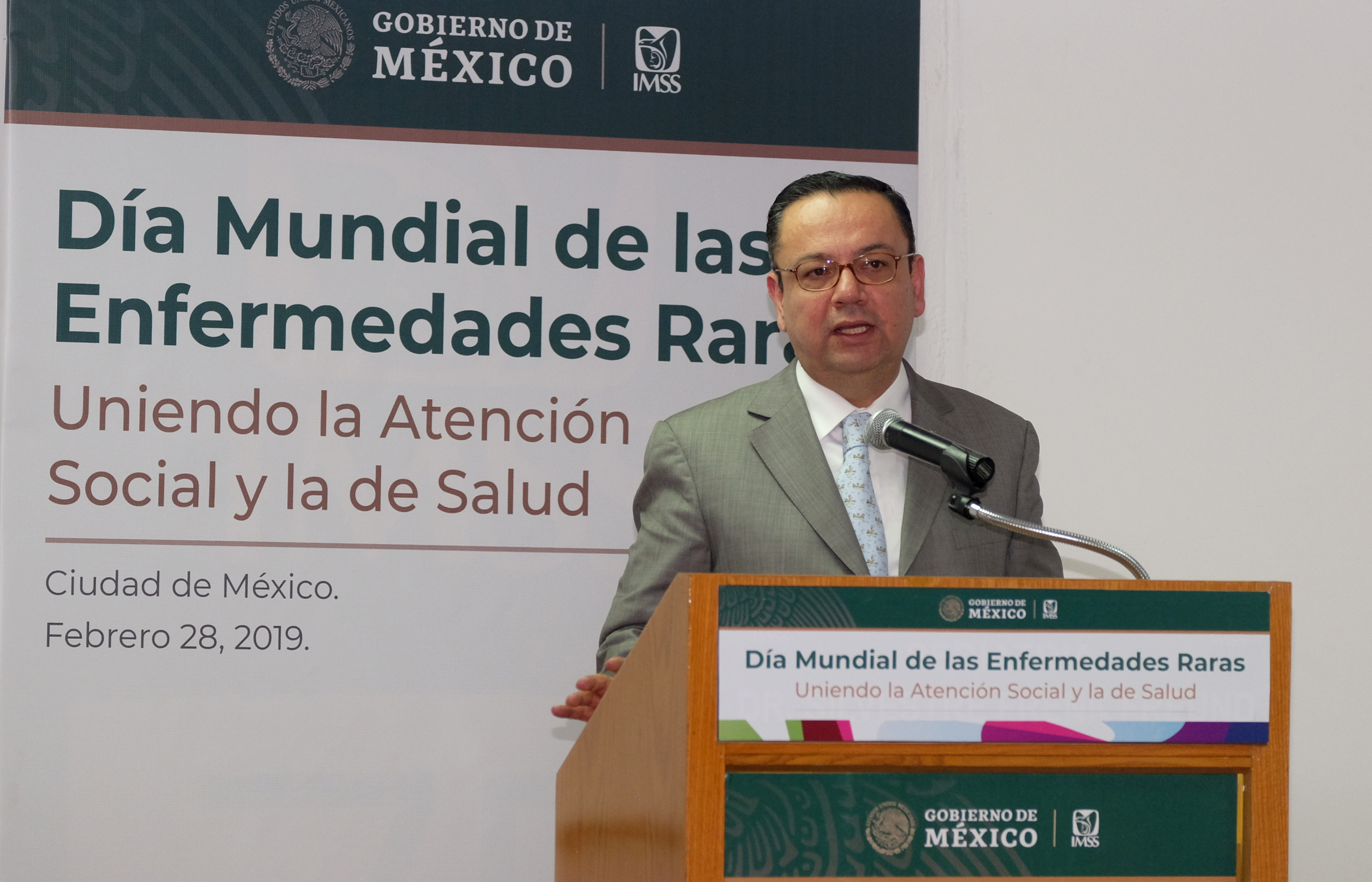 Germán Martínez en podio hablando sobre el Día Mundial de las Enfermedades Raras.
