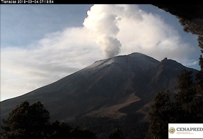 En las últimas 24 horas, por medio de los sistemas de monitoreo del volcán Popocatépetl, se identificaron 46 exhalaciones acompañadas de vapor de agua, gas y ligeras cantidades de ceniza que los vientos dispersaron de manera preferencial al sur-suroeste.