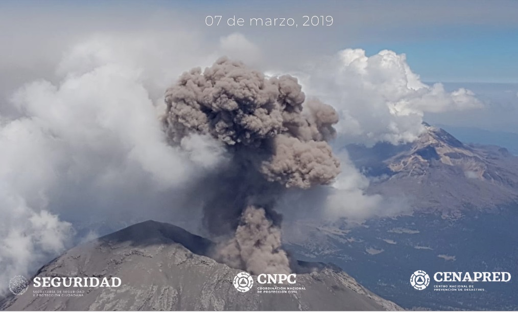 El día de hoy, con el apoyo de la Policía Federal, personal del CENAPRED y la UNAM realizó un sobrevuelo de reconocimiento al volcán Popocatépetl, con el objetivo de determinar los cambios que pudiera haber tenido el domo 82