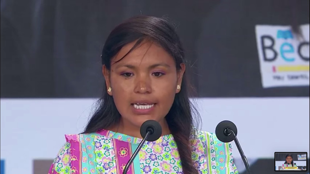 María Asunción Rojas joven tarahumara que colabora en el cuidado de los bosques. 