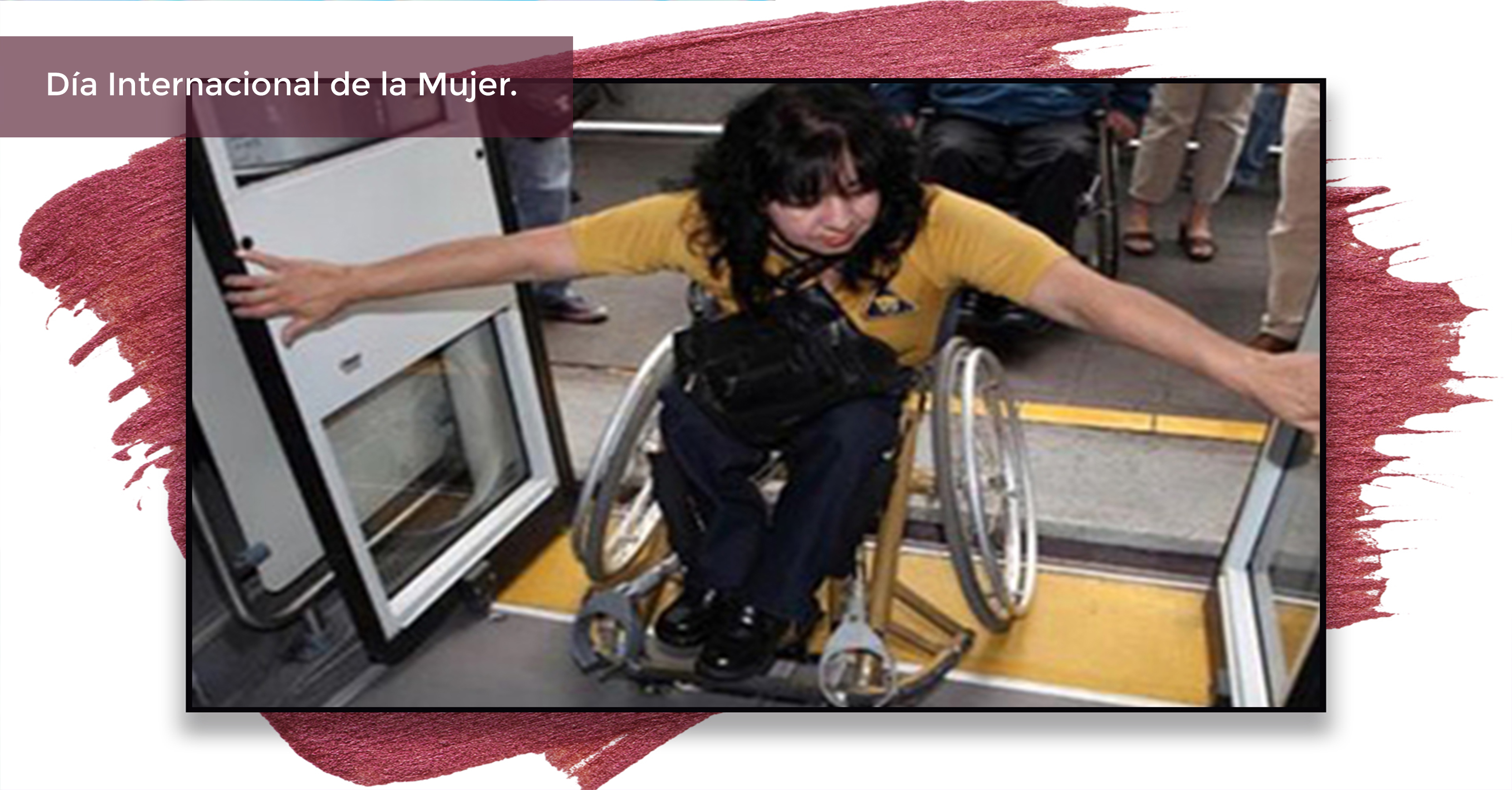 Mujer en silla de ruedas sube al transporte público.