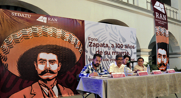 Plutarco García Jiménez, Director en Jefe del Registro Agrario Nacional (RAN) durante su ponencia en el Foro Zapata, a 100 años de su muerte. Una mirada intergeneracional.