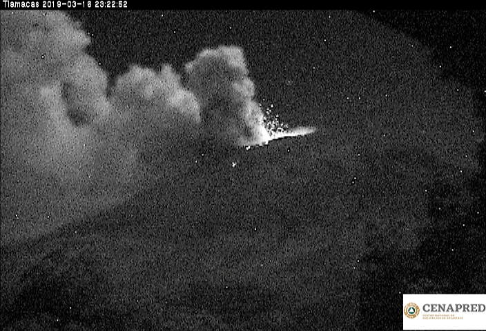 El sistema de monitoreo registró 103 exhalaciones, 75 min de tremor de baja amplitud y 3 explosiones ayer a las 22:06 h, 23:21 h y 23:25 h, todas con salida de fragmentos incandescentes a corta distancia del cráter.  