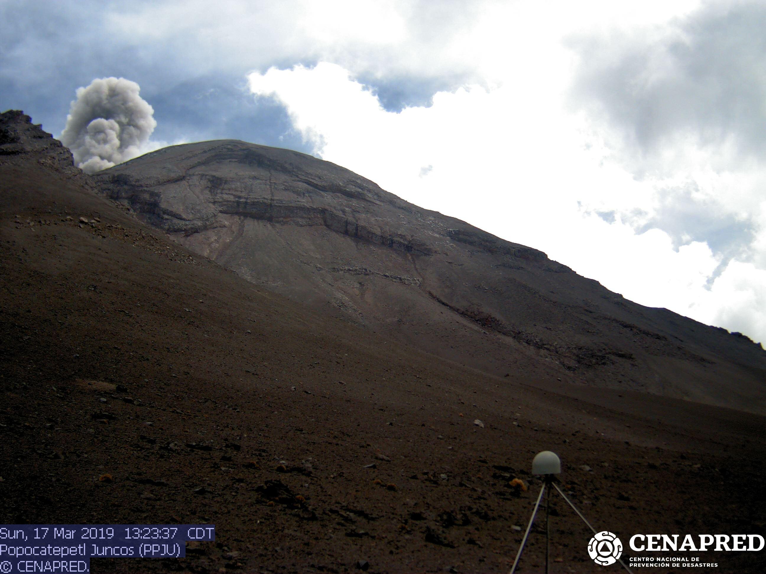 El sistema de monitoreo registró en las últimas 24 h 43 exhalaciones, 12 minutos de tremor de baja amplitud e incandescencia sobre el cráter durante la noche. 