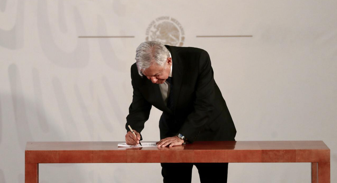 Presidente López Obrador firma compromiso por la revocación de mandato y la no reelección