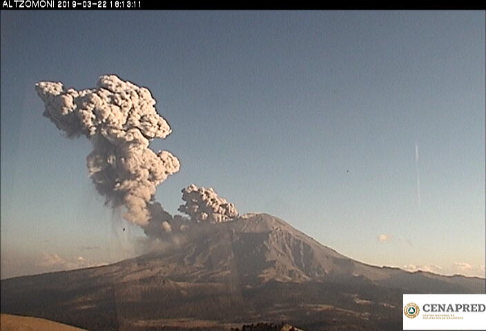 A las 18:11 h el volcán Popocatépetl presentó una explosión que generó una columna de ceniza, vapor de agua y gas, que los vientos dispersan al este. Se observa caída de fragmentos incandescentes sobre las laderas a una distancia de 1 km  
