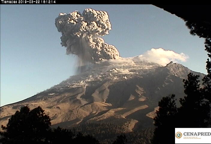 En las últimas 24 horas, por medio de los sistemas de monitoreo del volcán Popocatépetl, se identificaron 353 exhalaciones, 420 minutos de tremor y una explosión.