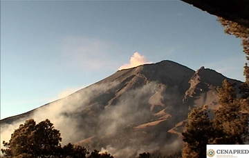 En las últimas 24 horas, por medio de los sistemas de monitoreo del volcán Popocatépetl, se identificaron 200 exhalaciones acompañadas de vapor de agua, gases volcánicos y bajo contenido de ceniza. También se registró una explosión el día de ayer.