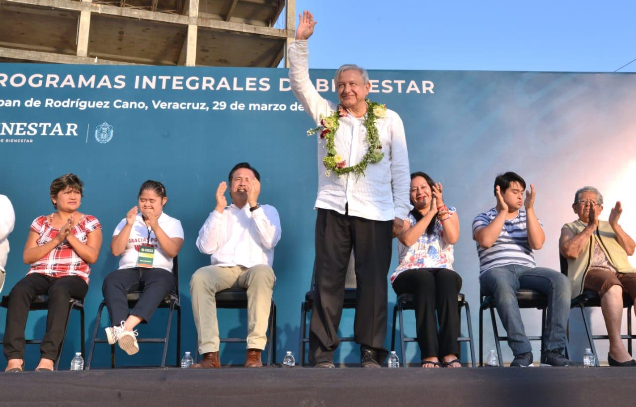Presidente, Andrés Manuel López Obrador, encabeza la entrega de Programas Integrales de Bienestar en Tuxpan