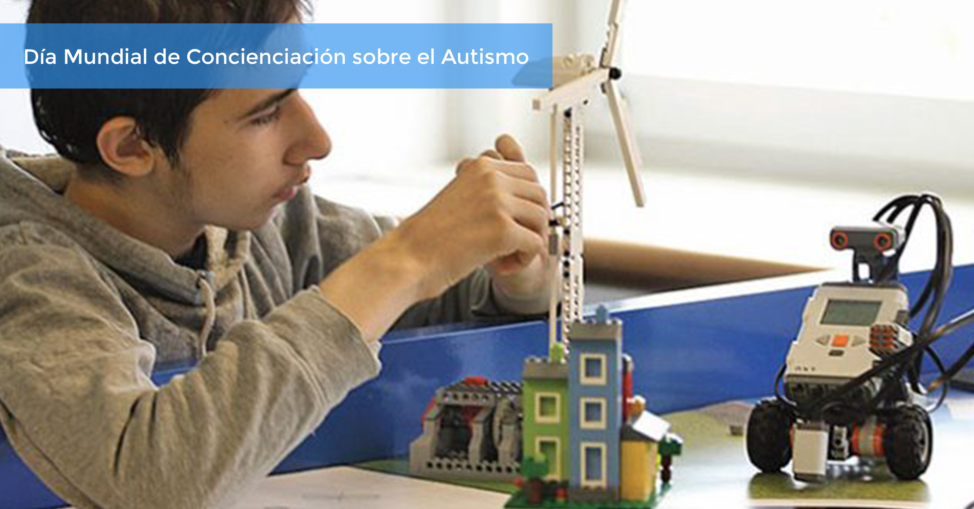 Joven con autismo arma figuras de Lego