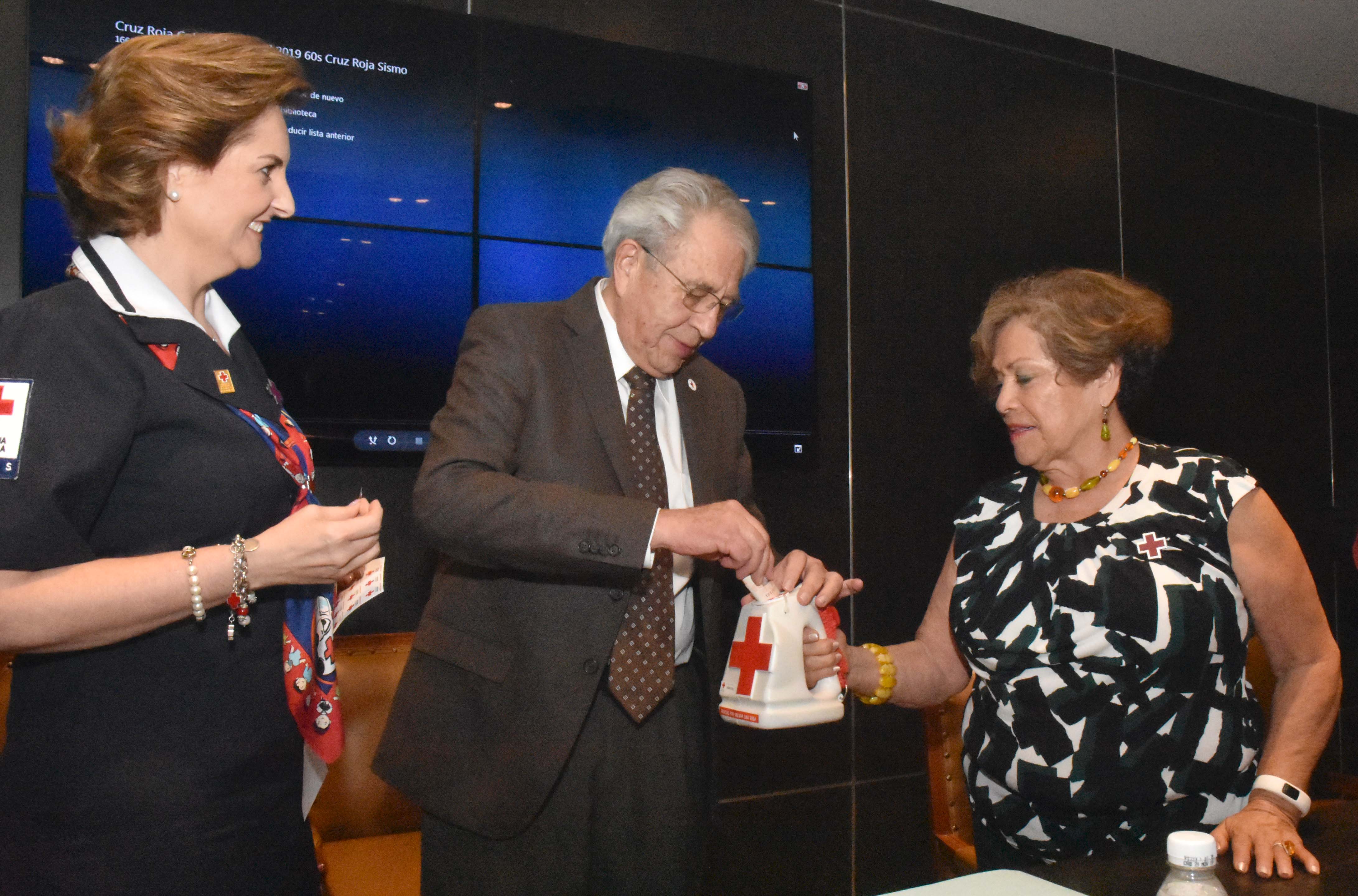 El Dr. Jorge Alcocer Varela, empezó con la donación a la Cruz Roja.