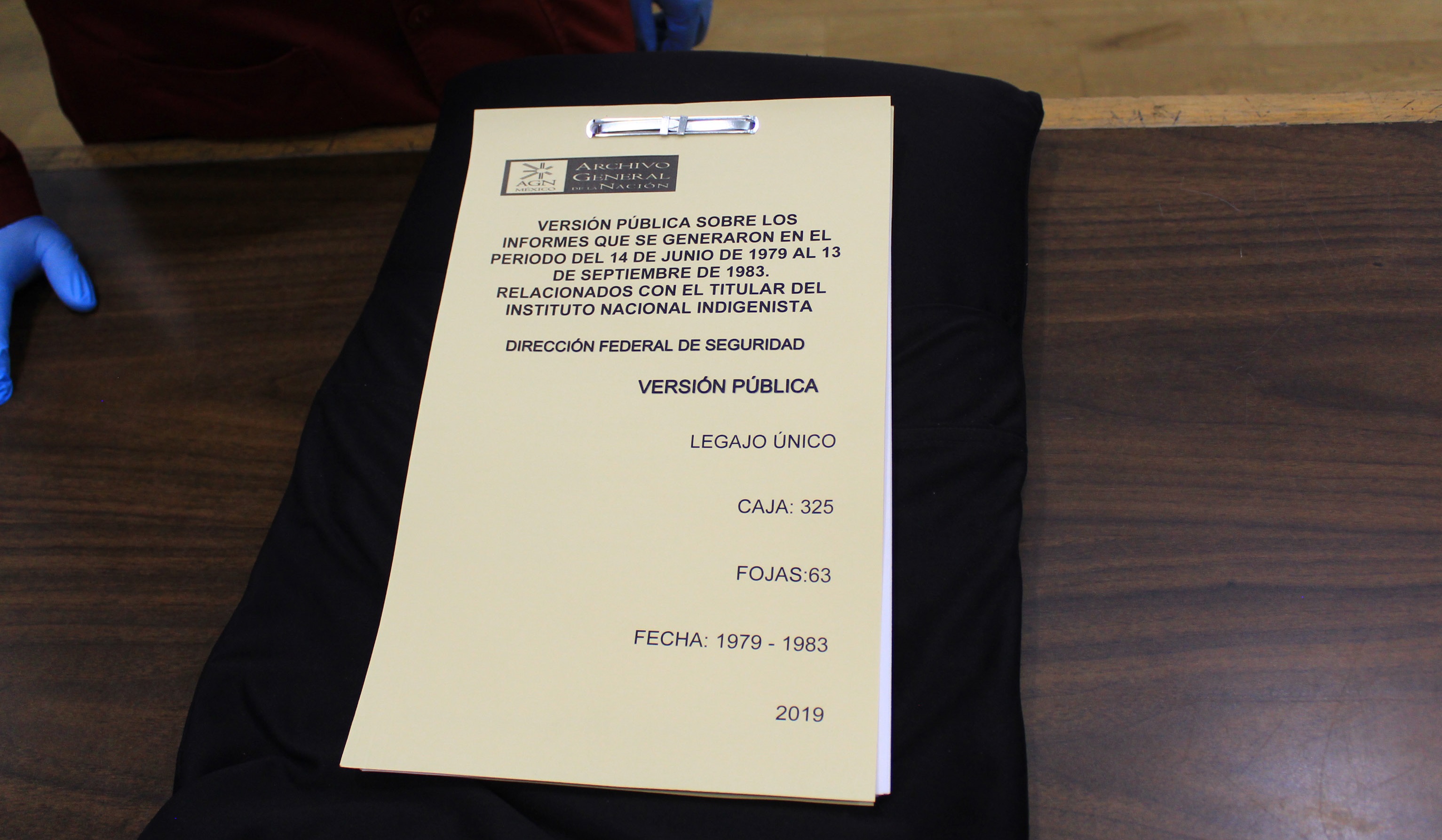 Fotografía del documento intitulado "Versión pública sobre los informes que se generaron en el período de 14 de junio de 1979 al 13 de septiembre de 1983, relacionados con el titular del Instituto Nacional Indigenista"