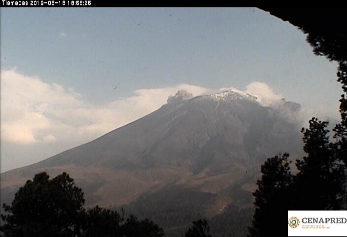 En las últimas 24 horas, por medio de los sistemas de monitoreo del volcán Popocatépetl, se identificaron 64 exhalaciones acompañadas de vapor de agua y gas, y en algunas ocasiones pequeñas cantidades de ceniza 