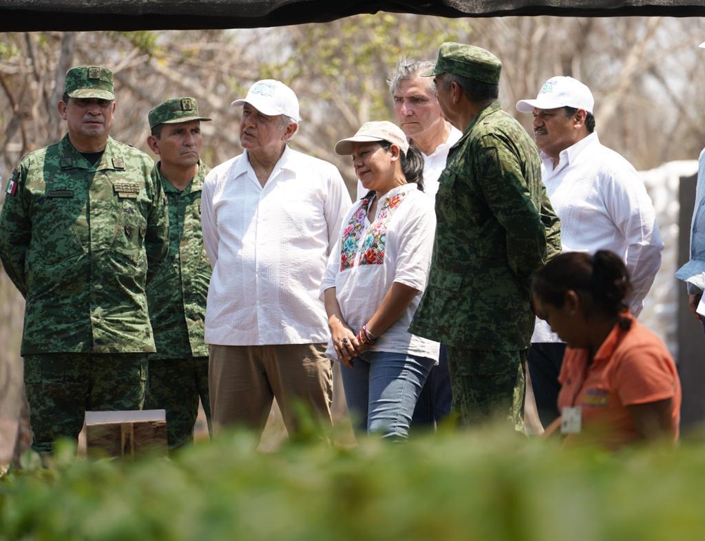 El presidente de México, Andrés Manuel López Obrador, en su visita al Vivero Forestal Militar Bacalán, en Tabasco.