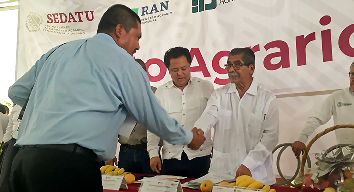 Descripción: Destacada Entrega de documento agrario por parte del Director en Jefe del RAN, Plutarco García Jiménez, en el marco de la “Reunión estatal sobre la cuestión agraria en Guerrero”.