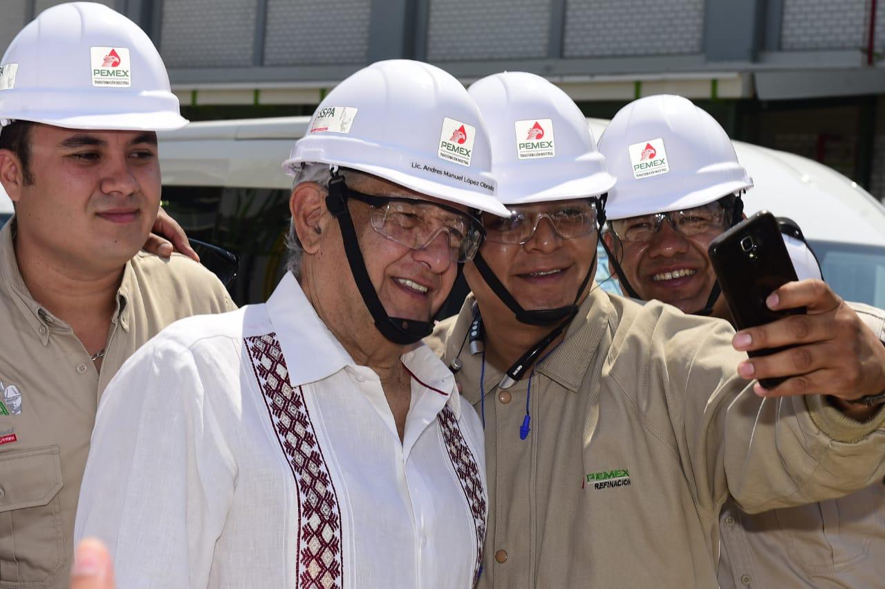 El presidente de México, Andrés Manuel López Obrador, desde Salamanca, Guanajuato, durante su visita a la refinería.