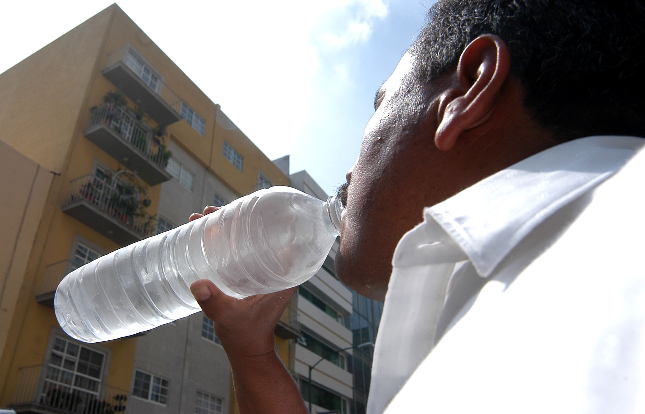 Mantener una constante hidratación, beber un mínimo de dos y hasta tres litros de agua durante todo el día, a fin de prevenir la deshidratación y el golpe de calor