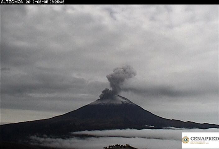 En las últimas 24 horas por medio de los sistemas de monitoreo del volcán Popocatépetl, se identificaron 67 exhalaciones. Además se presentaron tres sismos volcanotectónicos y 162 minutos de tremor. 