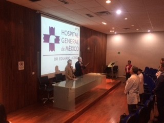 El doctor Onofre Muñoz Hernández y el doctor Raúl Serrano Loyola en la inauguración del curso