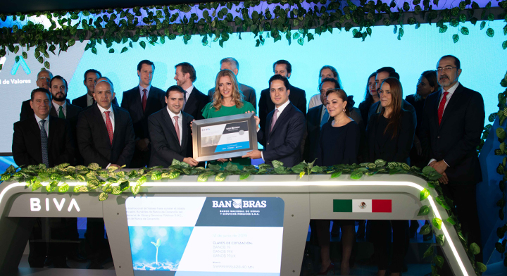El Director General de Banobras, Jorge Mendoza Sánchez, acudió al evento protocolario de la colocación de bonos sustentables en BIVA.