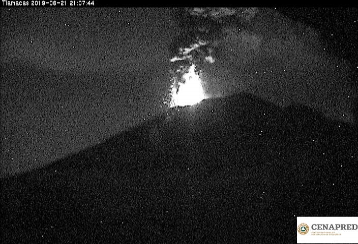 A las 20:58 h el sistema de monitoreo del volcán Popocatépetl registró una explosión acompañada de una emisión de ceniza que alcanzó una altura de 2.5 km con dirección al oeste y fragmentos incandescentes arrojados a corta distancia del cráter.