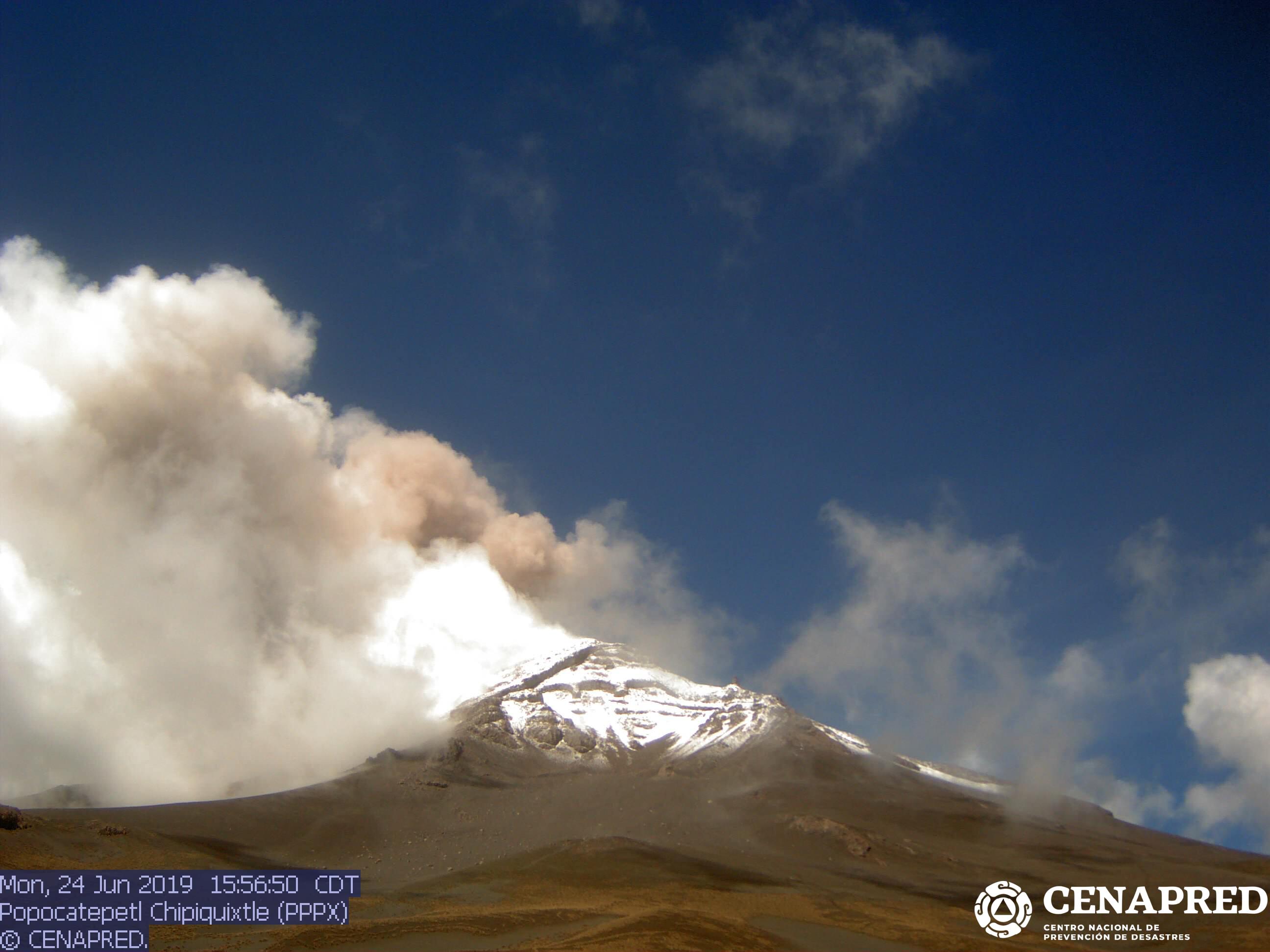 En las últimas 24 horas por medio de los sistemas de monitoreo del volcán Popocatépetl, se identificaron 132 exhalaciones, 35 minutos de tremor y dos sismos volcanotectónicos.