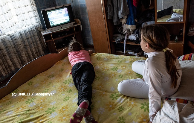 Dos niñas ven TV en su cuarto