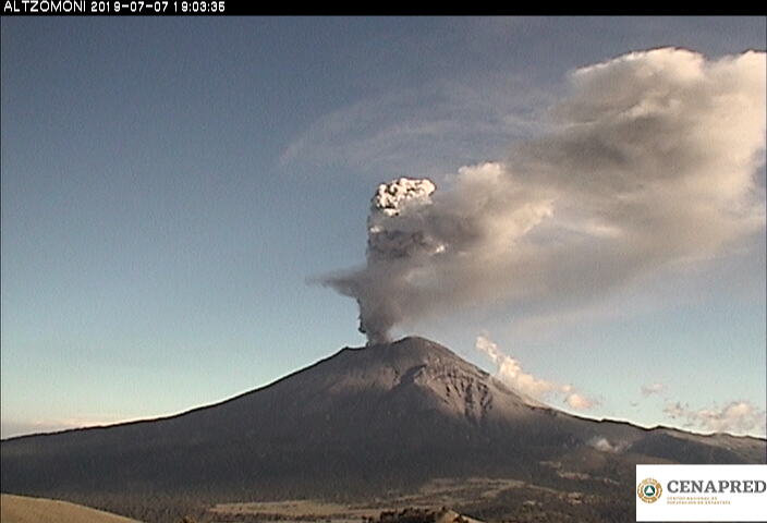 En las últimas 24 horas por medio de los sistemas de monitoreo del volcán Popocatépetl, se identificaron 165 exhalaciones, 376 minutos de tremor y ocho explosiones.