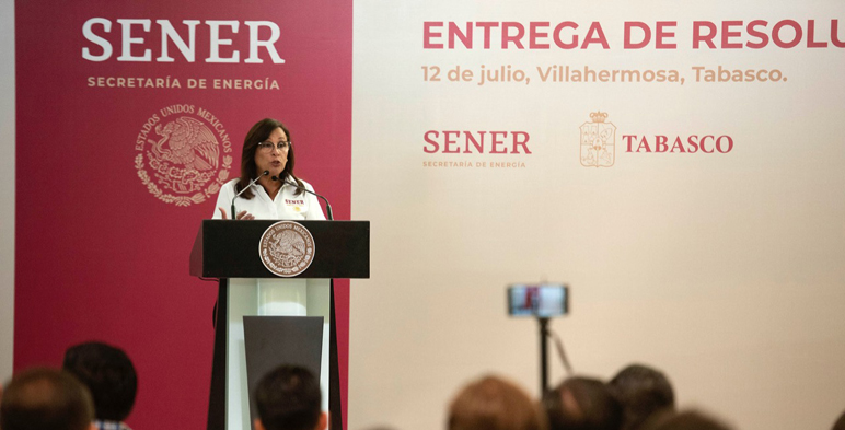 Secretaria Rocío Nahle interviene durante la entrega de Resolutivos de Proyectos Energéticos.