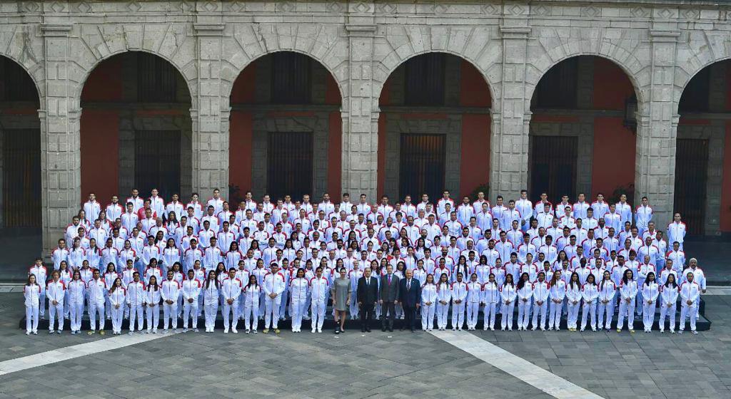 El presidente de México, Andrés Manuel López Obrador, desde Palacio Nacional durante el abanderamiento de la delegación mexicana que representará al país en los próximos Juegos Panamericanos Lima 2019.