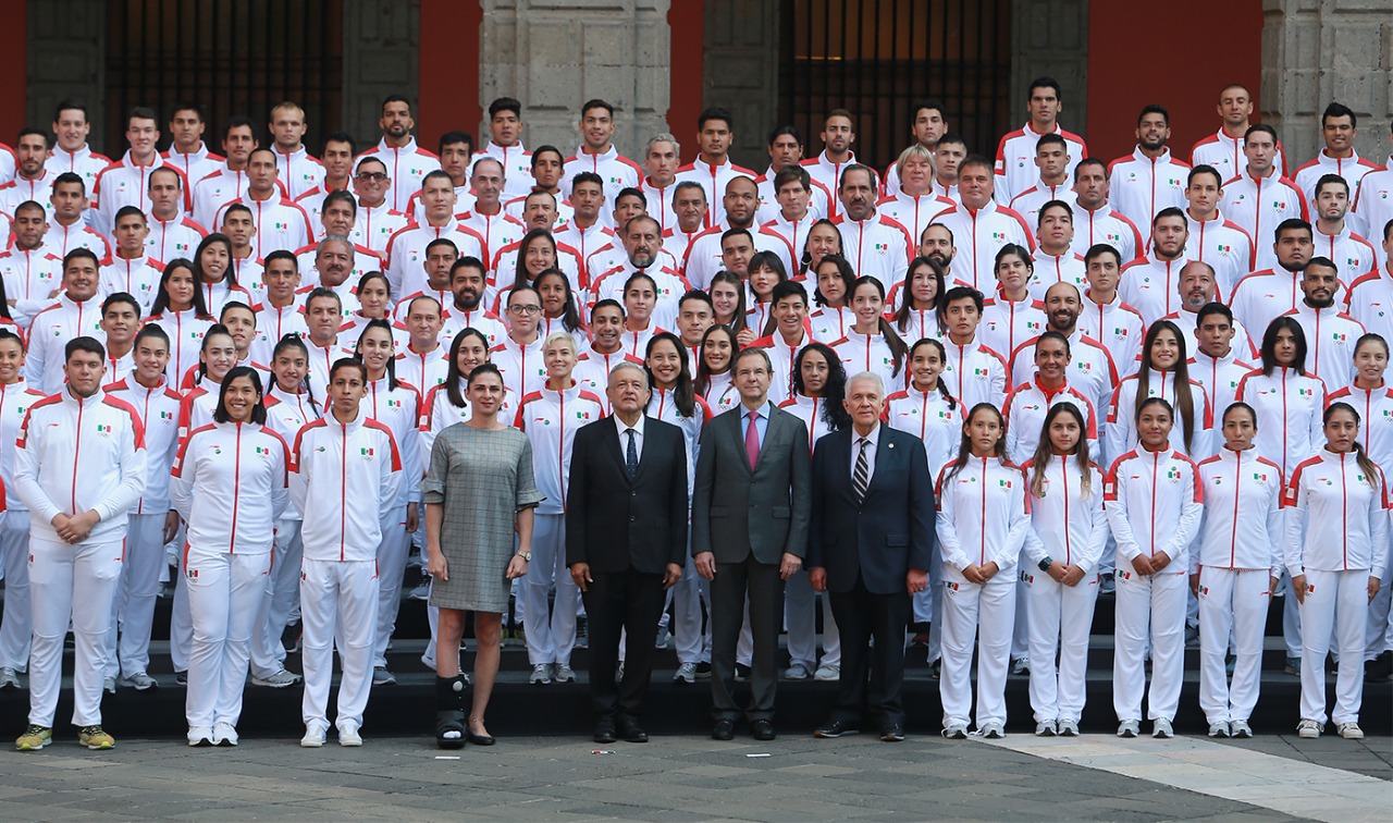 Abandera el presidente de México, Andrés Manuel López Obrador, a la delegación mexicana rumbo a los Juegos Panamericanos Lima 2019.
