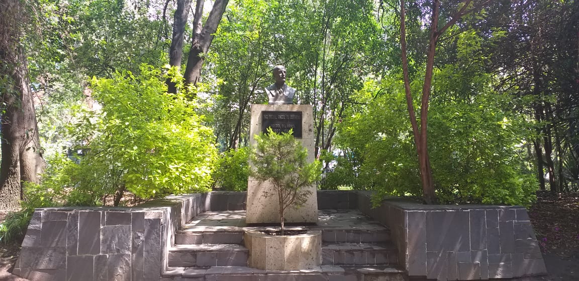 En una entrada de los Viveros de Coyoacán, la Ciudad de México, se encuentra el busto de Miguel Ángel de Quevedo,  quien hizo grandes aportaciones al sector forestal de México, tales como la fundación de los viveros de Coyoacán y la primera Ley Forestal