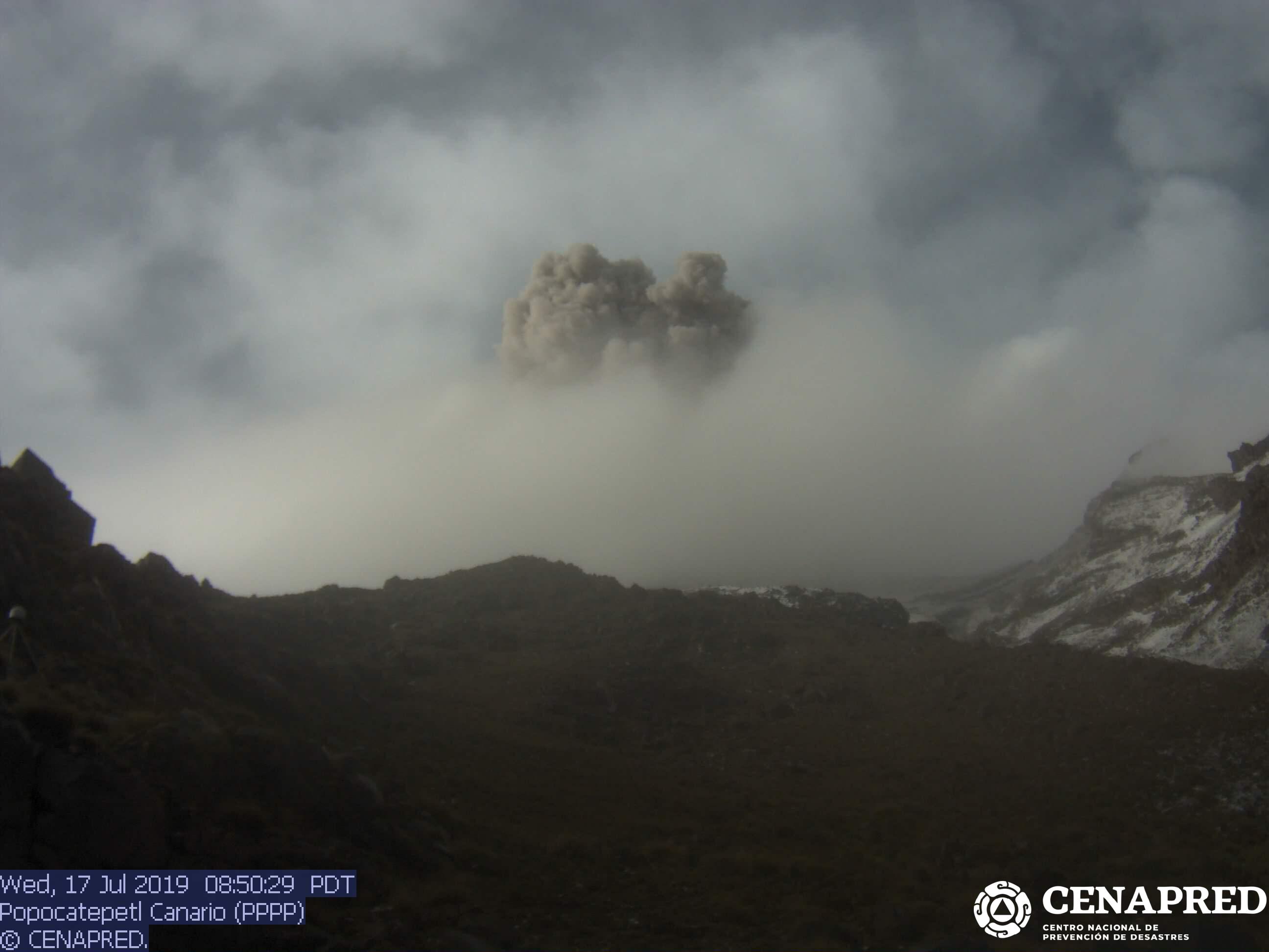 En las últimas 24 horas por medio de los sistemas de monitoreo del volcán Popocatépetl se identificaron 171 exhalaciones, dos explosiones y 492 minutos de tremor. 