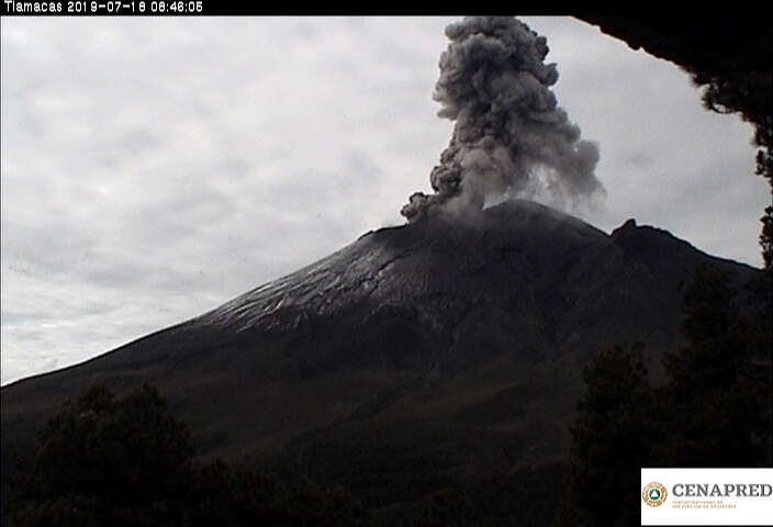 En las últimas 24 horas por medio de los sistemas de monitoreo del volcán Popocatépetl se identificaron 165 exhalaciones, dos explosiones, 424 minutos de tremor y un sismo volcanotectónico.